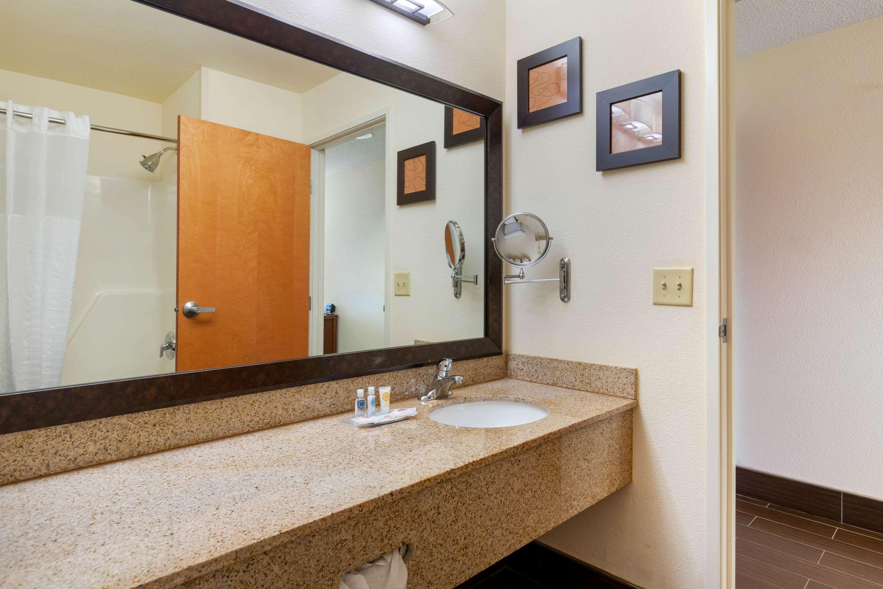 Comfort Suites Stevensville – St. Joseph Eksteriør bilde